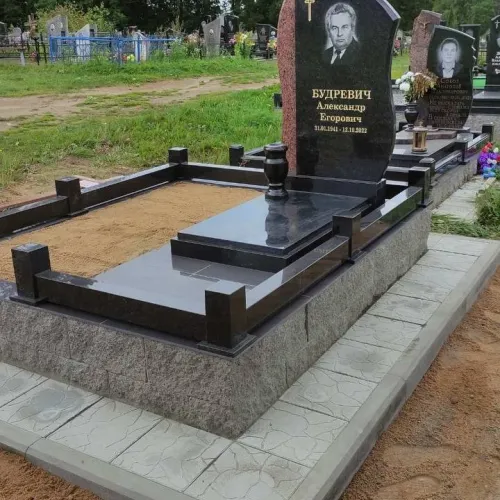 Гранитный комплекс с лезником и отмосткой на кладбище