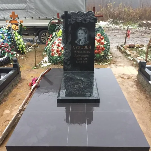 Фото памятника из гранита с розами